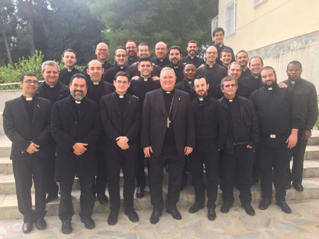 Mons. Lorca Planes se reúne con los sacerdotes ordenados en los últimos cinco años - 1, Foto 1