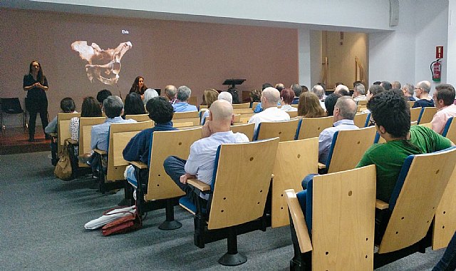 La Biblioteca Regional recibe a la física Almudena M. Castro en su ciclo de divulgación científica ´CIeNZA´ - 1, Foto 1