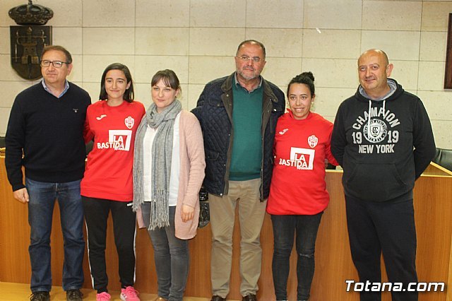 Las bases de los clubes de fútbol y fútbol-sala de Totana promocionan en sus prendas deportivas el yacimiento de La Bastida, Foto 3