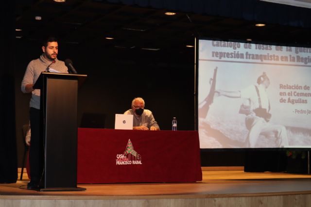 El historiador aguileño Pedro Javier López presenta el catálogo de fosas de la Guerra Civil y la represión franquista en Águilas - 1, Foto 1