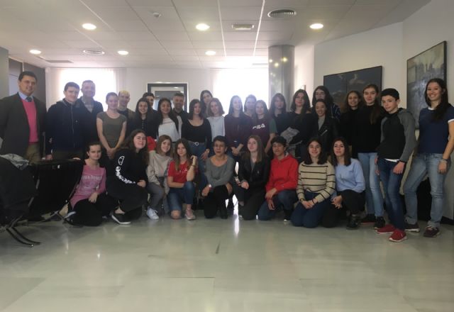 El alcalde recibe a un grupo de estudiantes franceses que se encuentran de intercambio lingüístico en el municipio - 1, Foto 1