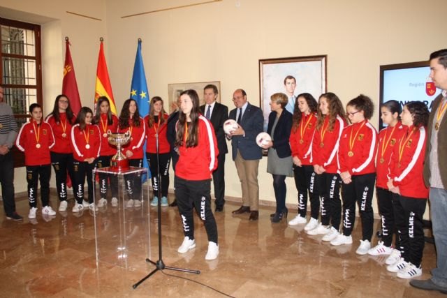 Pedro Antonio Sánchez: El fútbol sala femenino está haciendo que el nombre de la Región de Murcia suene en España asociado al éxito - 2, Foto 2