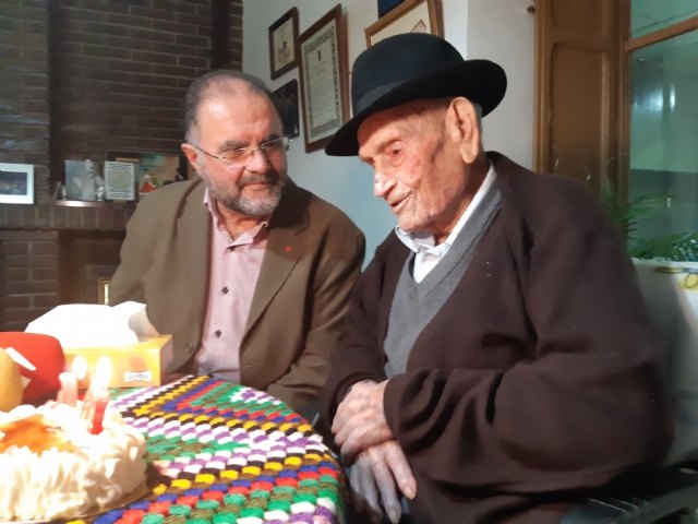 El alcalde felicita a Juan Tudela Piernas, el Tío Juan Rita, el vecino más longevo de Totana, con motivo de su 108 cumpleaños, Foto 5
