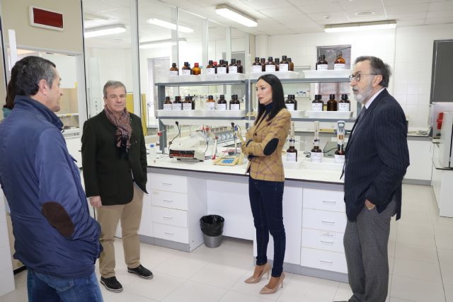 Valle Miguélez visita el laboratorio de ensayo de objetos de metales preciosos de la Región de Murcia - 1, Foto 1