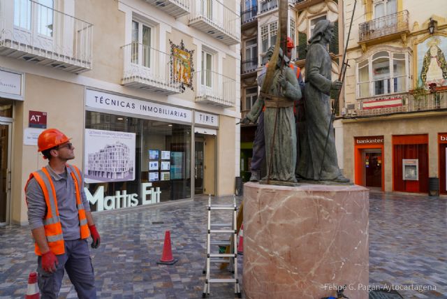 El nazareno del monumento al Procesionista vuelve a su lugar tras reparar el Ayuntamiento su fijación - 1, Foto 1