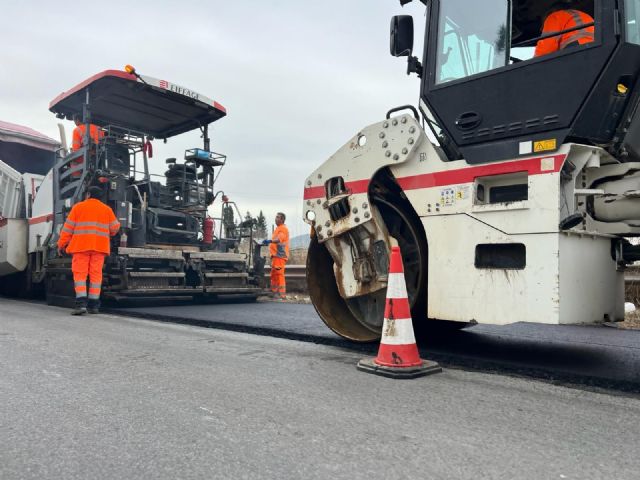 Los 23.000 vecinos de Llano de Brujas y Puente Tocinos ganarán en seguridad vial con la renovación de más de 5.000 metros cuadrados de asfalto - 5, Foto 5