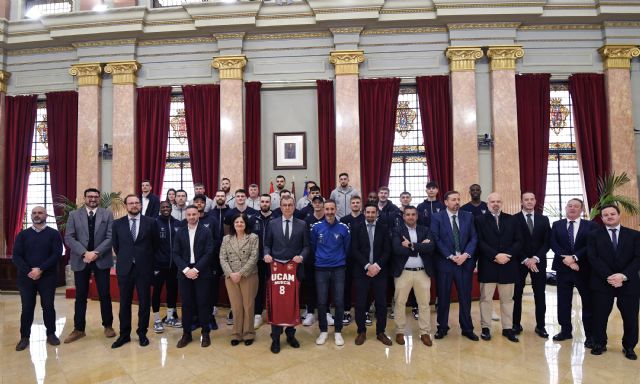 El UCAM Murcia hace parada en la Glorieta antes de poner rumbo a la Copa del Rey de baloncesto en Málaga - 2, Foto 2