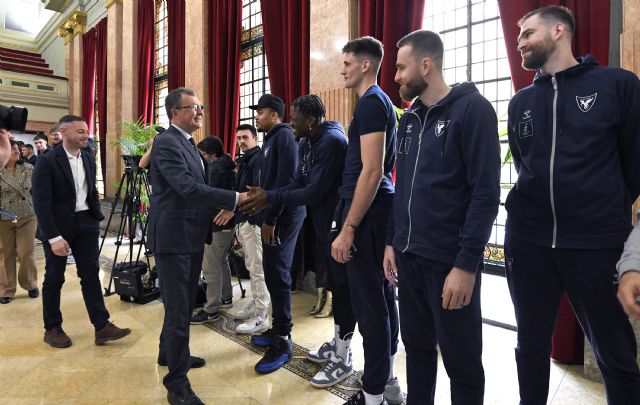 El UCAM Murcia hace parada en la Glorieta antes de poner rumbo a la Copa del Rey de baloncesto en Málaga - 3, Foto 3