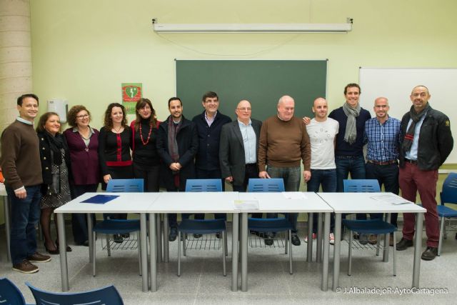 Cuatro centros educativos cuentan con desfibriladores y personal formado gracias al proyecto Cartagena, ciudad cardioprotegida - 1, Foto 1