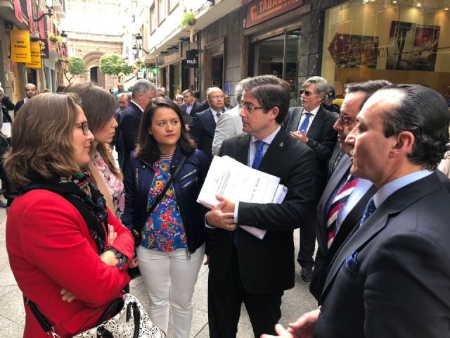 Técnicos municipales adecuan las calles por donde pasarán las procesiones de Semana Santa - 1, Foto 1