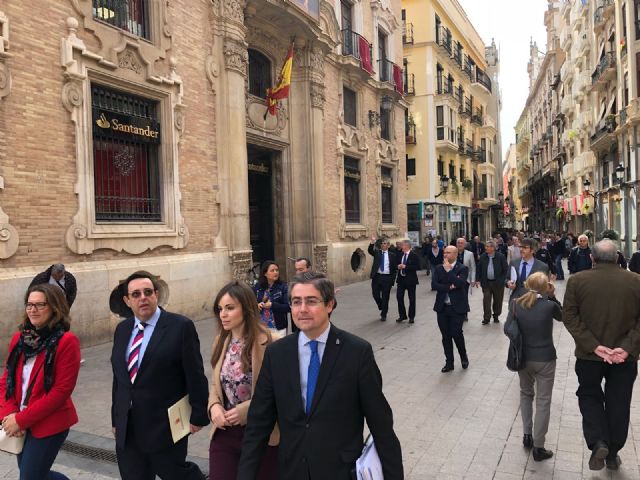 Técnicos municipales adecuan las calles por donde pasarán las procesiones de Semana Santa - 2, Foto 2