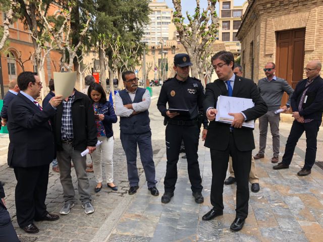 Técnicos municipales adecuan las calles por donde pasarán las procesiones de Semana Santa - 3, Foto 3