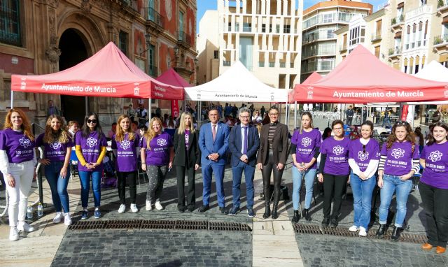 Murcia potencia la vocación científica y tecnológica de las más pequeñas con una jornada al aire libre en la Plaza Belluga - 1, Foto 1