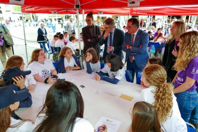 Murcia potencia la vocación científica y tecnológica de las más pequeñas con una jornada al aire libre en la Plaza Belluga - 2, Foto 2