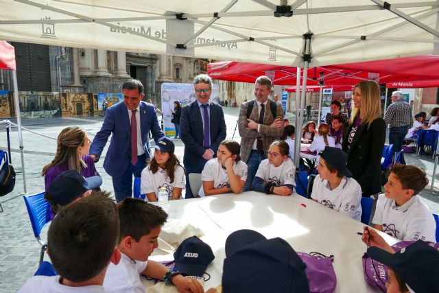 Murcia potencia la vocación científica y tecnológica de las más pequeñas con una jornada al aire libre en la Plaza Belluga - 4, Foto 4