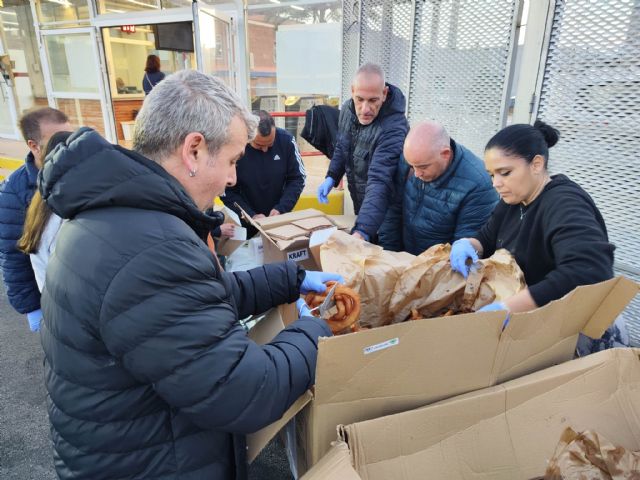 El STR ha organizado esta mañana un desayuno con churros para los trabajadores del Complejo Industrial de Cartagena - 1, Foto 1