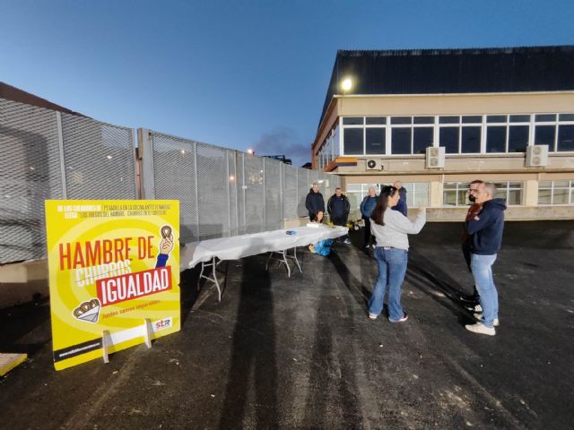 El STR ha organizado esta mañana un desayuno con churros para los trabajadores del Complejo Industrial de Cartagena - 2, Foto 2