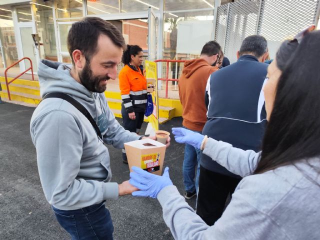 El STR ha organizado esta mañana un desayuno con churros para los trabajadores del Complejo Industrial de Cartagena - 4, Foto 4