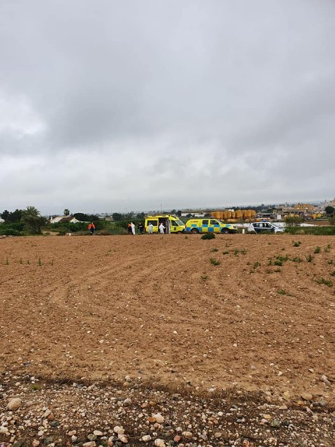 ATENCIÓN URGENTE: Encuentran junto a las vías del tren a su paso por el barrio Olímpico-Las Peras al hombre desaparecido desde anoche en Totana, en aparente buen estado de salud, Foto 5