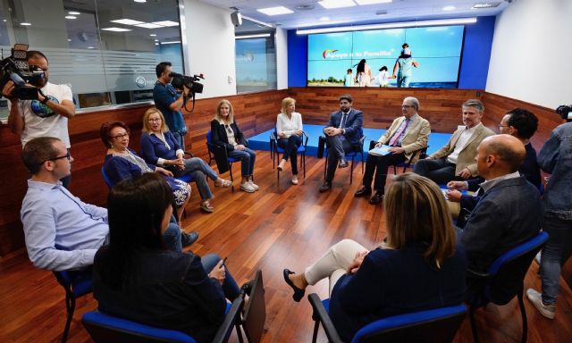 López Miras anuncia medidas de conciliación laboral y familiar para que las mujeres no vean frustrada su trayectoria profesional por el hecho de ser madres - 1, Foto 1