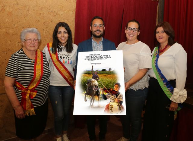 El cartel de fiestas de Pozo Estrecho homenajea a las tradicionales carreras de cintas a caballo del campo de Cartagena - 1, Foto 1