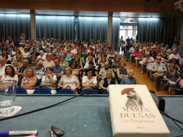 La escritora María Dueñas clausura los clubes de lectura de los centros sociales de mayores en los que han participado más de 200 personas - 1, Foto 1