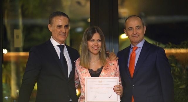 Entrega del Diploma en la cena de gala del Congreso. De izquierda a derecha: Dr. Juan Carlos Pérez Varela (Presidente de la SEDO), Dra. María Dolores Campoy Ferrer, Dr. Eduardo Espinar Escalona (Vocal científico de la SEDO), Foto 2