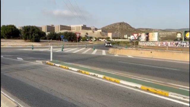 Carreteras instalará un semáforo y una acera que facilitarán el acceso peatonal al hospital de Santa Lucía - 1, Foto 1