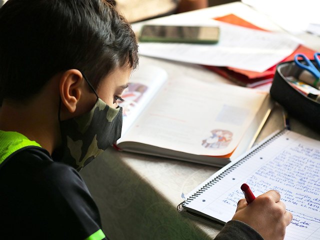 Estudiar en familia: cuando la pareja o los hijos se convierten en compañeros de la universidad - 1, Foto 1