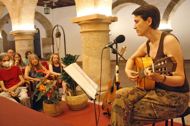 La poesía, la música y el arte se colaron en la Alhóndiga de Villanueva de los Infantes, de la mano del Grupo Oretania con Acordes con la palabra - 4, Foto 4