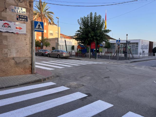 El Ayuntamiento de Murcia mejora la seguridad vial con el plan especial de repintado de la señalización en los entornos escolares - 1, Foto 1