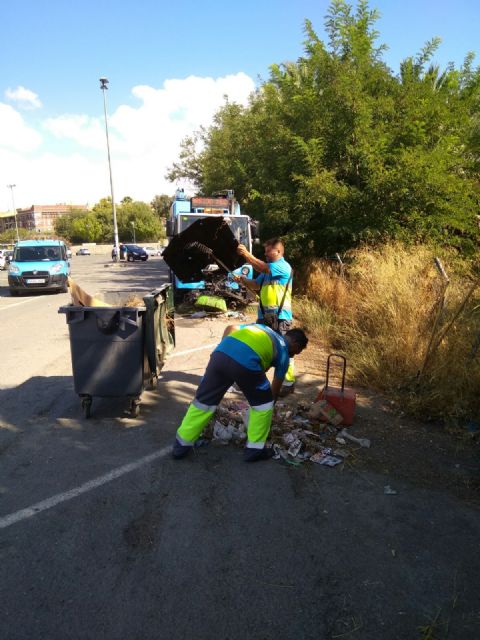 Fomento realiza una limpieza de choque en el aparcamiento disuasorio del Malecón - 1, Foto 1