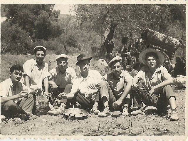 Un grupo de amigos saborean una jornada festiva en el Santuario. Fotografía gentileza Pedro Molina López (el Pedrón)