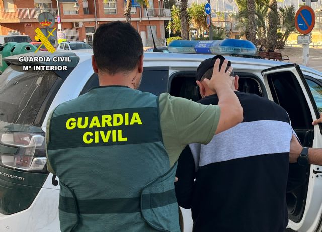 La Guardia Civil detiene en Puerto de Mazarrn a dos tironeros, Foto 1