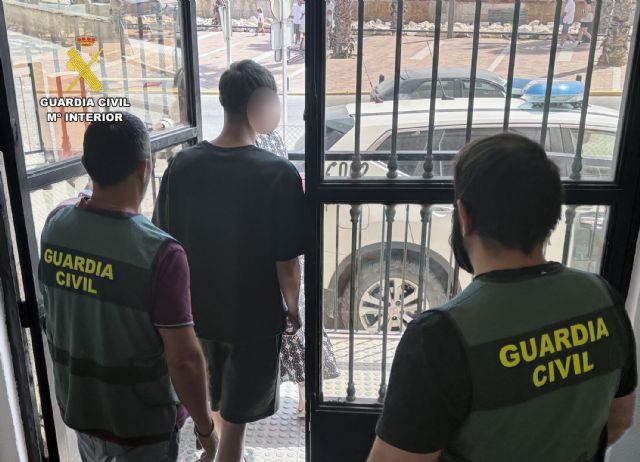 La Guardia Civil detiene al presunto agresor de un agente de la policía local de Cartagena que intervino fuera de servicio en una riña La Guardia Civil detiene al presunto agresor de un agente de la policía local de Cartagena que intervino fuera de servicio en una riña