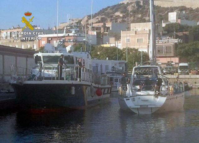 La Guardia Civil intercepta una embarcación cargada con cerca de 15 toneladas de hachís - 3, Foto 3