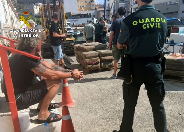 La Guardia Civil intercepta una embarcación cargada con cerca de 15 toneladas de hachís - 4, Foto 4