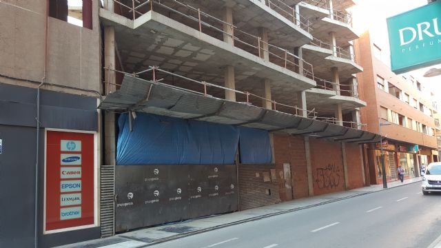 Antonio Meca pide al Alcalde que se retiren las chapas de la obra abandonada de la c/ Santa Paula y se arregle el desnivel de la Plaza del Óvalo - 2, Foto 2