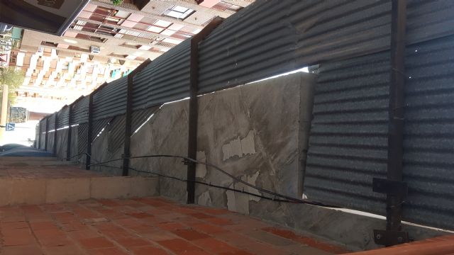 Antonio Meca pide al Alcalde que se retiren las chapas de la obra abandonada de la c/ Santa Paula y se arregle el desnivel de la Plaza del Óvalo - 3, Foto 3