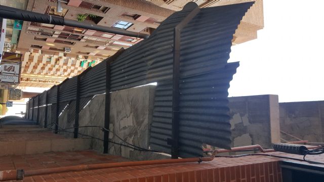 Antonio Meca pide al Alcalde que se retiren las chapas de la obra abandonada de la c/ Santa Paula y se arregle el desnivel de la Plaza del Óvalo - 4, Foto 4