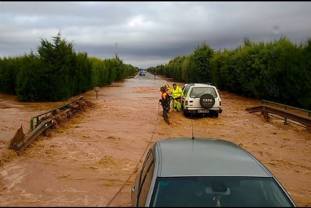 Los Bomberos de Cartagena continúan el sábado achicando aguas en sótanos - 1, Foto 1