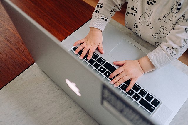 1 de cada 4 españoles que teletrabaja dedica más tiempo del habitual a su actividad laboral debido a la excesiva carga de trabajo - 1, Foto 1