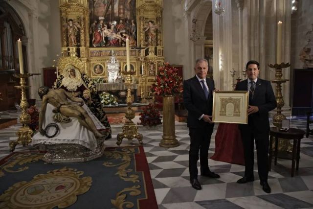 Ayuntamiento de Sevilla . El alcalde de Sevilla impone a la Piedad del Baratillo la Medalla de la Ciudad - 2, Foto 2