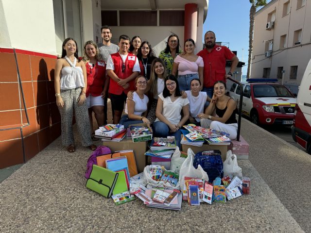 NNGG entrega a Cruz Roja todo el material escolar recogido en su campaña - 1, Foto 1