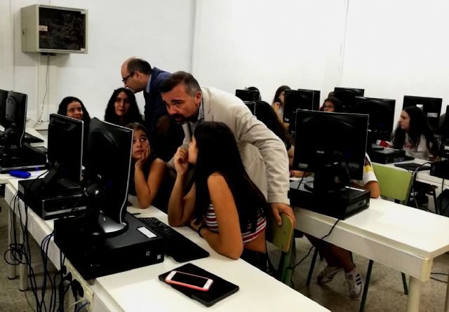 Estudiantes de 3° de la ESO aprenden a diseñar y crear aplicaciones para móviles en el marco de la Semana de la Programación de la UE - 1, Foto 1