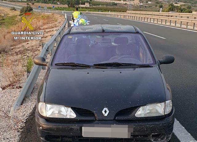 La Guardia Civil investiga a un conductor por delito de falsedad documental de la pegatina de la ITV - 1, Foto 1