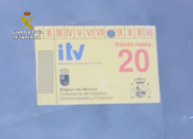 La Guardia Civil investiga a un conductor por delito de falsedad documental de la pegatina de la ITV - 3, Foto 3