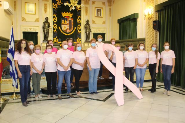 Colocado en el balcón del Ayuntamiento el lazo rosa para concienciar sobre la lucha contra el cáncer de mama - 1, Foto 1