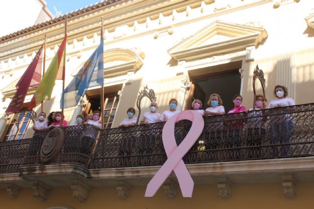 Colocado en el balcón del Ayuntamiento el lazo rosa para concienciar sobre la lucha contra el cáncer de mama - 2, Foto 2