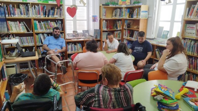 La Biblioteca Municipal colabora con el Centro de Día José Moyá Trilla con un taller para usuarios con discapacidad física, visual e intelectual, Foto 3